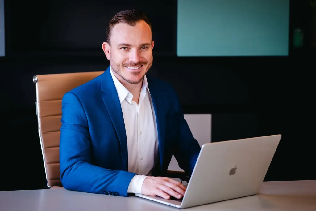 Dr. Guilherme Naspolini em seu consultório